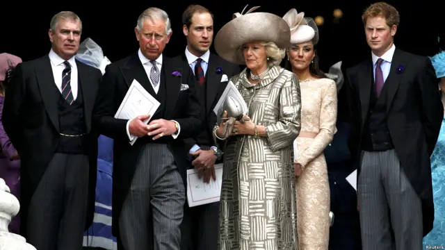 女王丈夫爱丁堡公爵因病未能出席感恩仪式，王室其他成员都在门口恭候女王的到来。