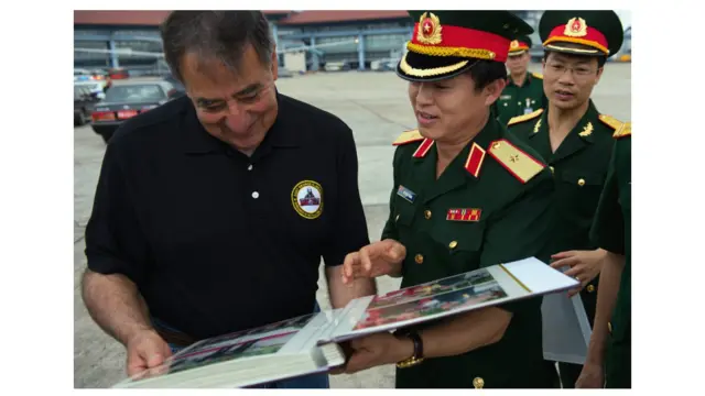 Khi rời Việt Nam hôm 5/6, Bộ trưởng Quốc phòng Leon Panetta nhận album hình kỷ niệm từ thiếu tướng Vũ Chiến Thắng, Cục trưởng Cục Đối ngoại Bộ Quốc phòng.