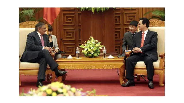 Khi gặp ông Panetta, Thủ tướng Nguyễn Tấn Dũng kêu gọi Hoa Kỳ bỏ hoàn toàn lệnh cấm bán vũ khí.