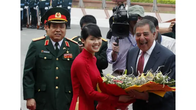 Nhiều người Việt Nam nhận xét ông Leon Panetta tỏ ra là một người thân thiện, với nụ cười thoải mái.