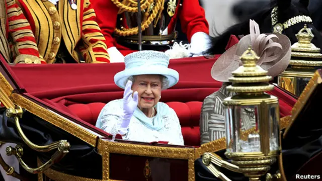 Королева во время торжественной процессии