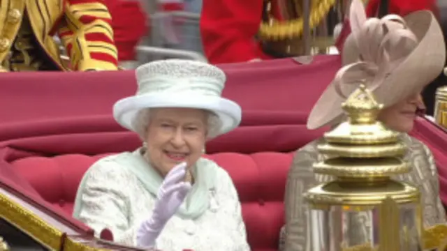 الملكة في عربتها