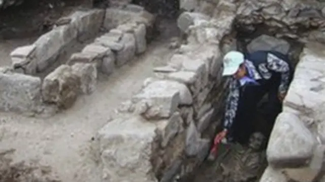 Археолог очищает скелет на раскопках в Созополе (Болгария)