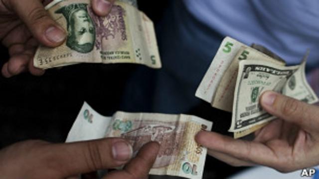 Cambio de pesos por dólares en el mercado negro argentino.