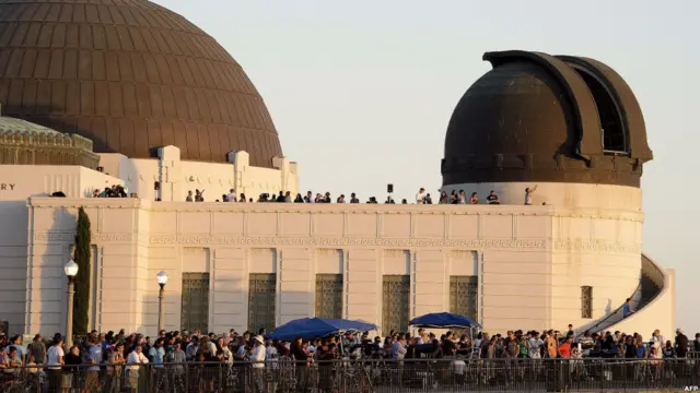 افراد بسیاری برای دیدن عبور زهره از برابر خورشید به مرکز ستاره شناسی هالیوود رفته بودند