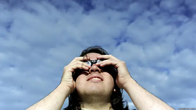 کارشاسان گفته بودند که نباید با چشم غیرمسلح به خورشید نگاه کرد