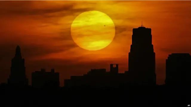 د لمر له مخې د وینوس یا زهرې په نوم سیارې تېرېدنه بشپړه شوه.
