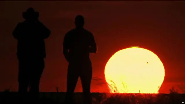 دغه سیاره د ځانګړو فلترونو تر شا د لمر مخ ته د یوه کوچني خال په بڼه ولیدل شوه.
