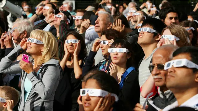 خلکو د دې سيارې تېرېدنه ګوري.