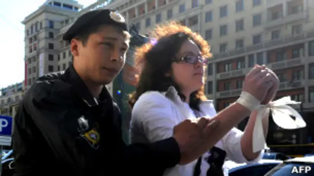 Полицейский задерживает пикетчицу у входа в Госдуму 5 июня 2012 г.