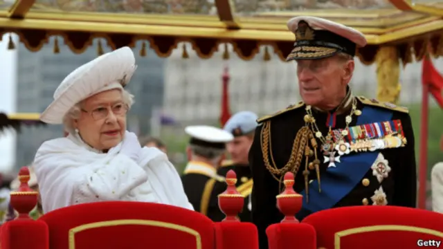 女王和丈夫爱丁堡公爵在查特维尔精神号上
