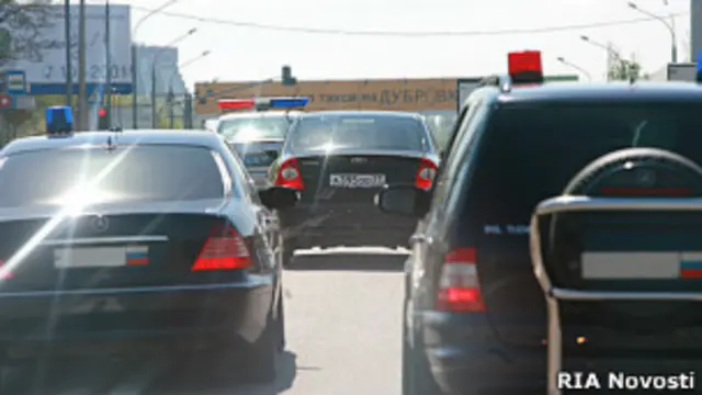 Кортеж из автомобилей с мигалками