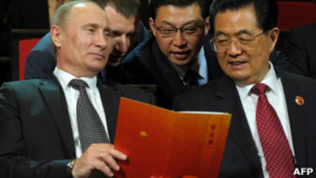 Ху Цзиньтао и Путин на концерте в Пекине