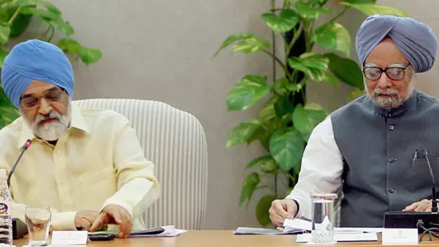 منموہن سنگھ اور مونٹیک سنگھ آہلووالیہ