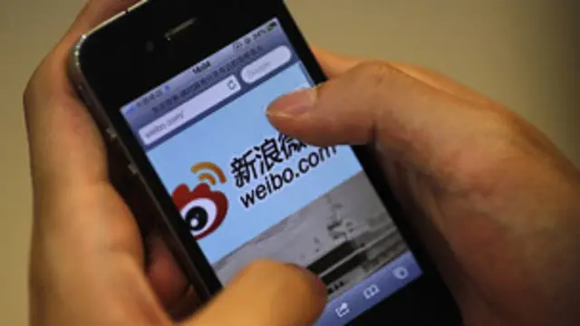 صيني يتصفح الانترنت على هاتفه المحمول