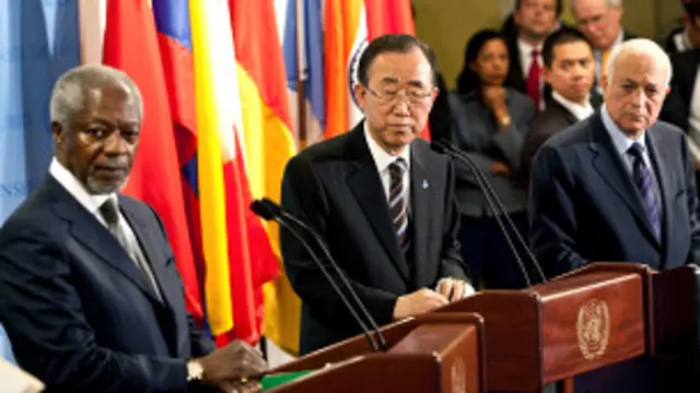 Ban Ki-moon, tengah, meminta Dewan Keamanan "berbicara dengan satu suara"