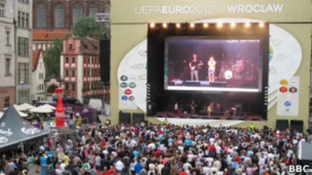 Российские болельщики принимают активное участие в жизни фан-зоны 