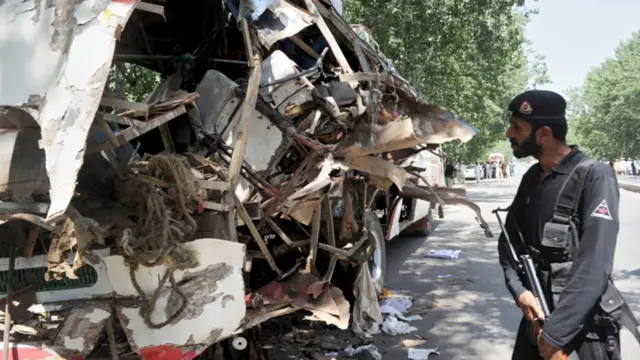 صوبائی وزیر اطلاعات میاں افتخار حسین نے میڈیا سے بات کرتے ہوئے کہا کہ بم بس کے نیچے نصب کیا گیا تھا
