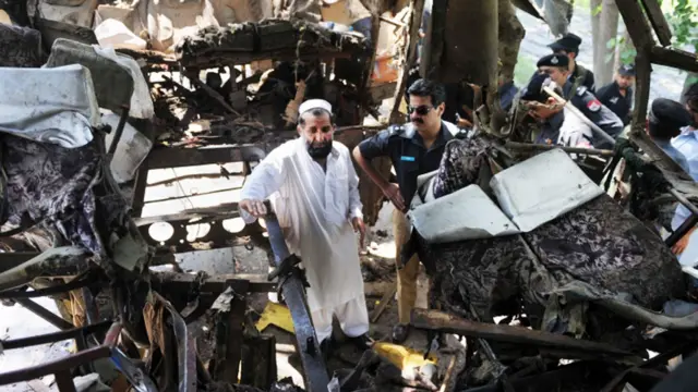 پولیس حکام کے مطابق مرنے والوں میں نو خواتین، آٹھ مرد اور ایک بچی بھی شامل ہے