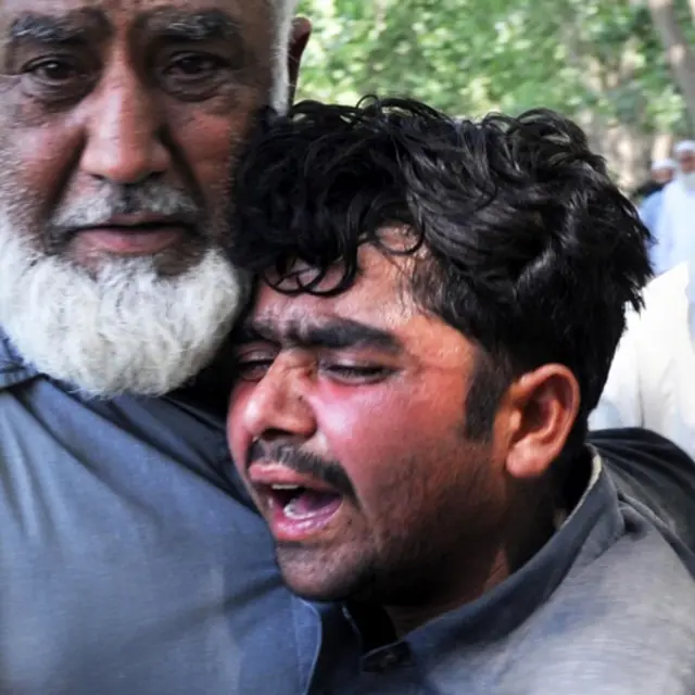 مقامی تھانہ داؤد زئی کے ایک پولیس افسر میرا جان نے بی بی سی کو بتایا کہ دھماکے میں ایک سرکاری بس کو نشانہ بنایا گیا