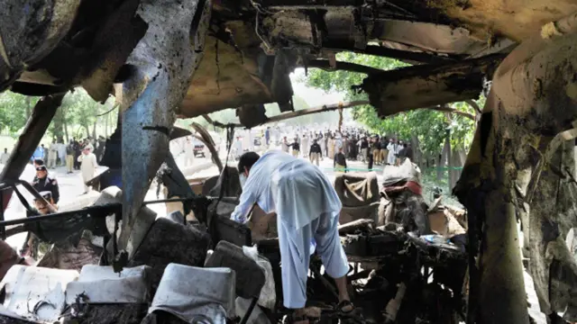 پولیس کا کہنا ہے کہ ہلاک ہونے والی خواتین میں کچھ لیڈی ریڈنگ ہسپتال کی نرسیں بتائی جاتی ہیں جو چارسدہ جانے کے لیے اس بس میں سوار تھیں