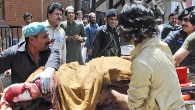 پولیس کے مطابق نامعلوم افراد نے بس میں پہلے سے بم نصب کیا تھا اور بم چلتی بس میں اچانک ایک زور دار سے پھٹ گیا