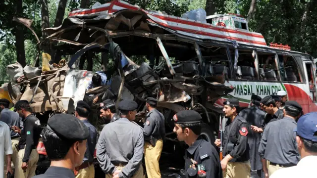 پولیس افسر کے مطابق یہ بس سول سیکرٹیریٹ میں کام کرنے والے سرکاری ملازمین کو پشاور سے چارسدہ لے جا رہی تھی