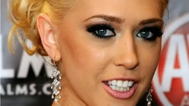 पोर्न स्टार कैगने लिन कार्टर वेबकैम पर लाईव पोर्न फिल्म बनाकर काम चला रही हैं