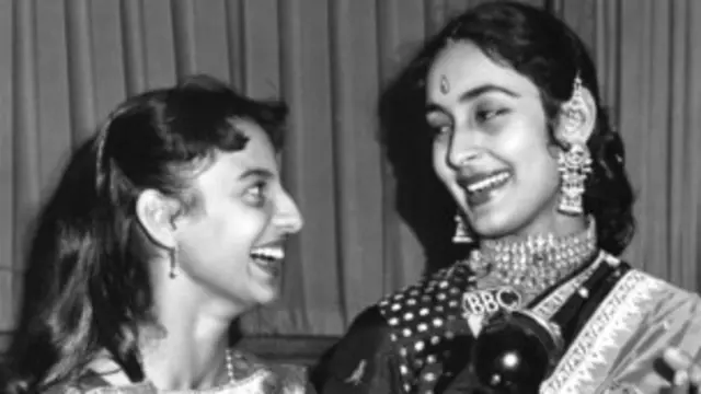 बीबीसी स्टूडियो में अपनी छोटी बहन तनूजा के साथ नूतन