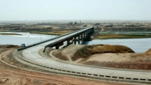 این پل استراتژیک بر فراز دریای آمو در سال ۲۰۰۷ افتتاح شد و عملا بازارهای تاجیکستان و افغانستان را به یکدیگر وصل کرده است