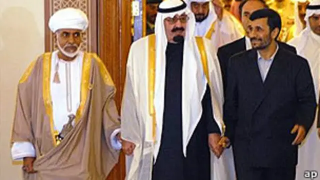 محمود احمدی نژاد، رئیس جمهور ایران در زمان انتخابات ریاست جمهوری این کشور مخالفانش را متهم کرد که از عربستان سعودی خواسته اند روابط با دولت ایران را محدود کند