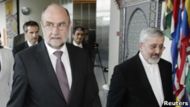 علی‌اصغر سلطانیه (راست) و هرمان ناکارتس (چپ) روسای هیات‌های مذاکره‌کننده ایران و آژانس بین‌المللی انرژی اتمی