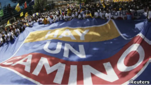 Milhares participam de passeata pró-Capriles em Caracas neste domingo