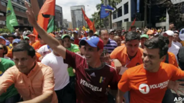 Henrique Capriles em passeata antes de oficializar candidatura