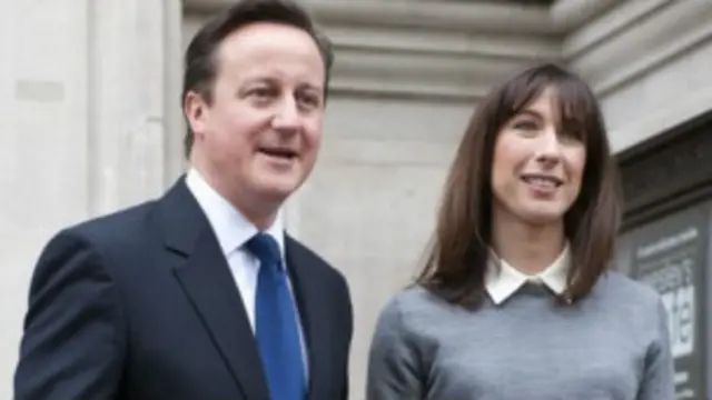 David Cameron dan istri berada di pub untuk makan siang bersama keluarga. 