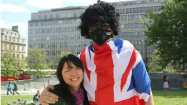 这位已连续三年来参加此活动的仁兄这次运气不好，单车碰巧“晚节不保”，没法跟着大部队骑行了。