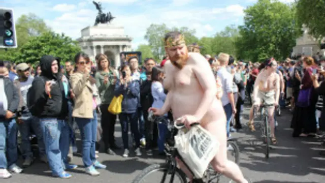 这位大叔的装扮让人联想到“皇帝的新衣”