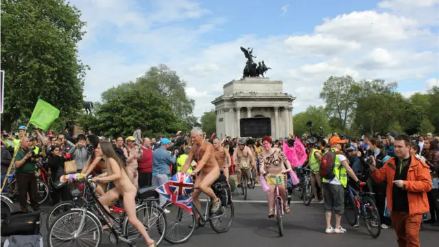 下午三点半，队伍从威灵顿拱门下浩荡出发。