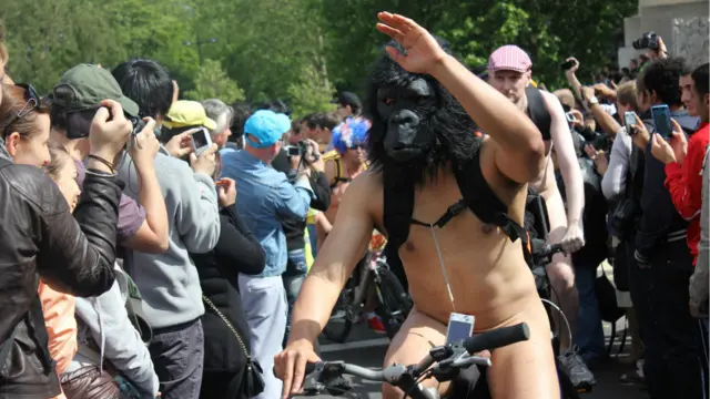 这位头戴黑猩猩头罩的男子一举手一投足谋杀不少菲林。