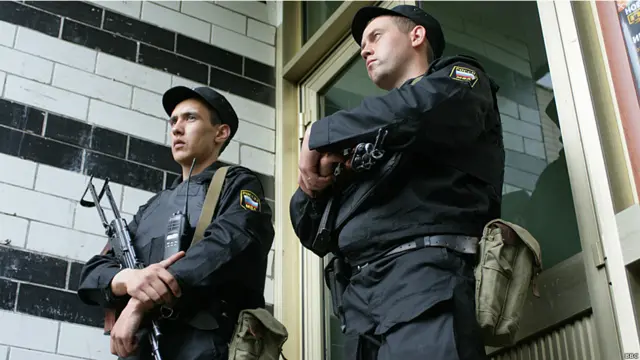 Охрана подъезда Навального во время обыска