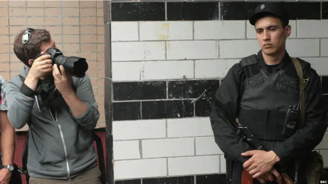 Омоновец у подъезда Алексея Навального