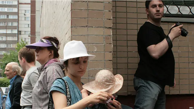 Перед подъездом Алексея Навального