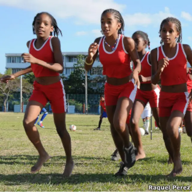 Atletas mirins cubanas treinam descalças (Foto: Raquel Pérez)