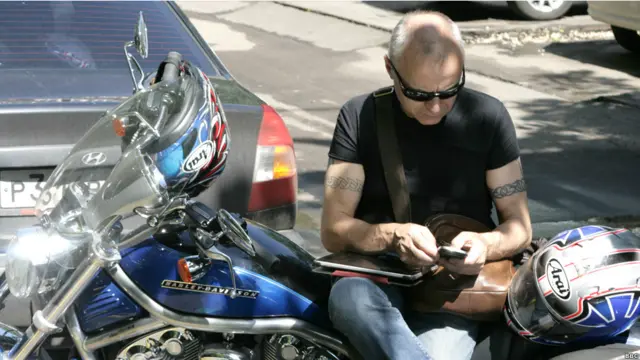 Байкер у подъезда Алексея Навального