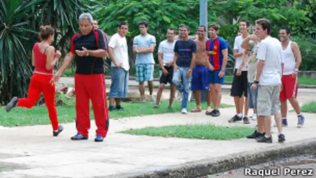 Muitos atletas treinam em parques de Cuba devido à falta de instalações adequadas