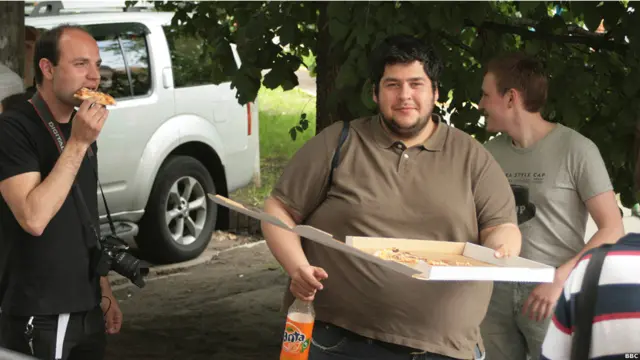 Сторонник Навального с пиццей