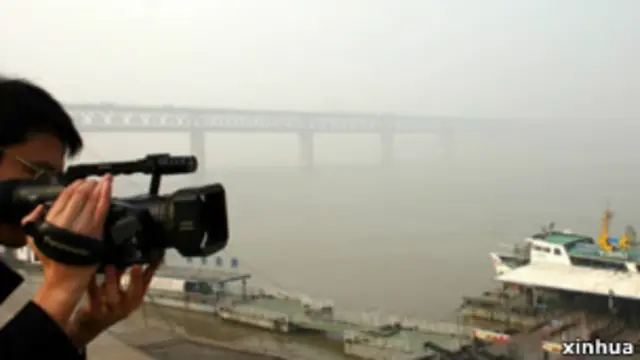 武汉被黄色雾霾笼罩。