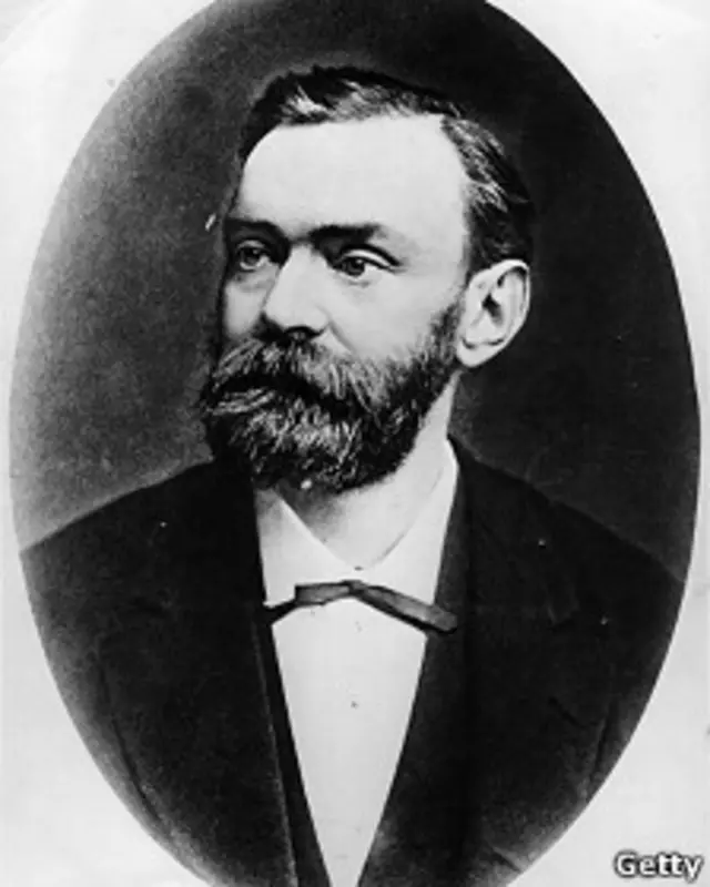 الفرېد نوبل د ۱۸۹۵ کال نومبر پر ۲۷ مه خپل وروستی وصيت کې د خپلې شتمنۍ ډېری برخه يو لړ جايزو ته ځانګړې کړه.