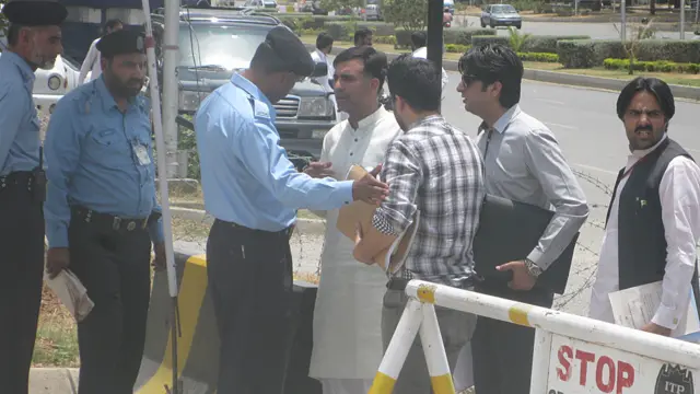 سکیورٹی اہلکار جامع تلاشی کے بعد متعلقہ افراد کو عدالت کے اندر جانے کی اجازت دے رہے تھے۔ 