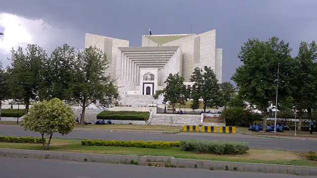 سپریم کورٹ کے چیف جسٹس افتخار محمد چوہدری نے مقدمے کی سماعت کرنے والے بینچ سے علیحدگی اختیار کر لی ہے۔ اب اس دو رکنی بینچ کی سربراہی جسٹس جواد ایس خواجہ کر رہے ہیں۔